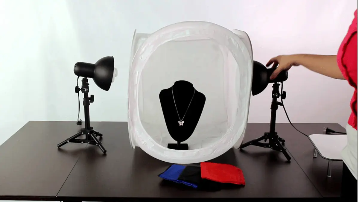 You should choose jewelry video production outsourcing with a strong background in fashion